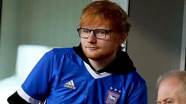 Световен певец купи дял от новак във Висшата лига преди коцнерта си в България