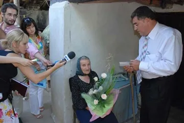 Чакат баба на 109 г. край урните