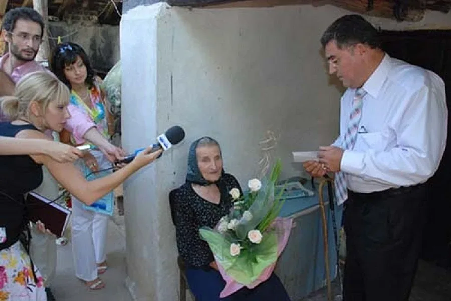 Чакат баба на 109 г. край урните