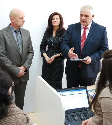 Митничари се тестват в нета