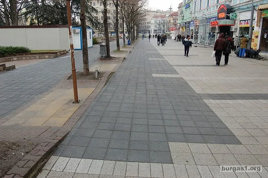 Магазин потъна в центъра на Бургас