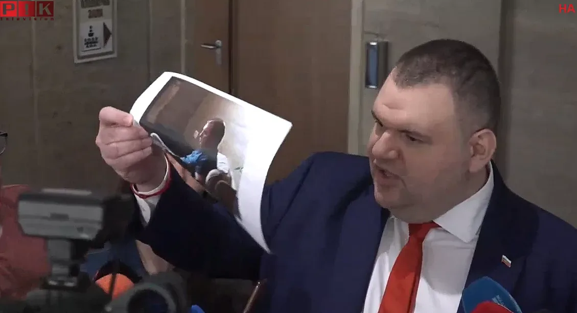 Пеевски показа новия касиер на Радев, който оказва натиск на кандидат-премиера
