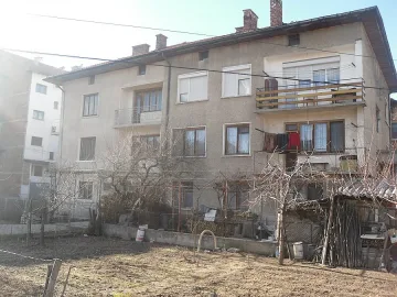 Стоянка удушена за спорен имот 