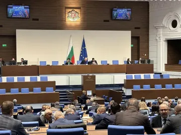 Парламентът стяга куфарите. Последно заседание