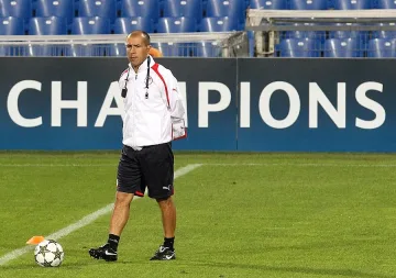 Уволниха треньор, спал с жената на шефа