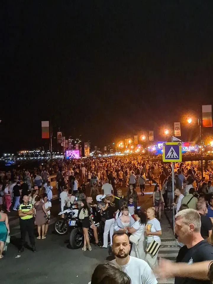 Туристи щурмуват наш курортен град. Какво се случва?