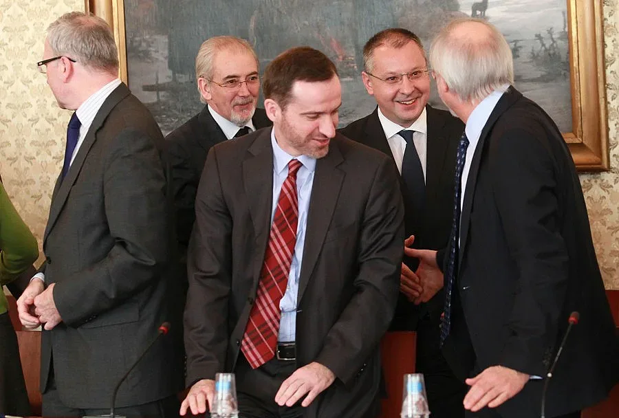 Мокър печат пази изборите