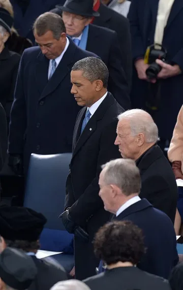 Обама се закле пред двете библии