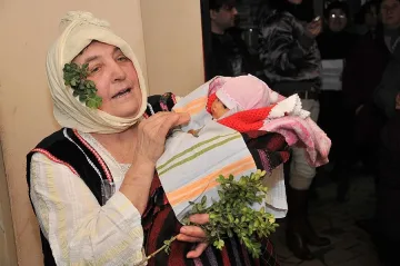 В Крапчене почетоха бабите с хоро