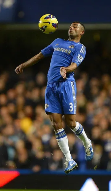 Защитник се уреди с 200 000 паунда на седмица