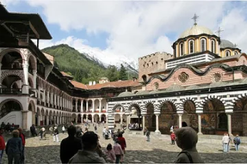 Кръчмар осъди манастир