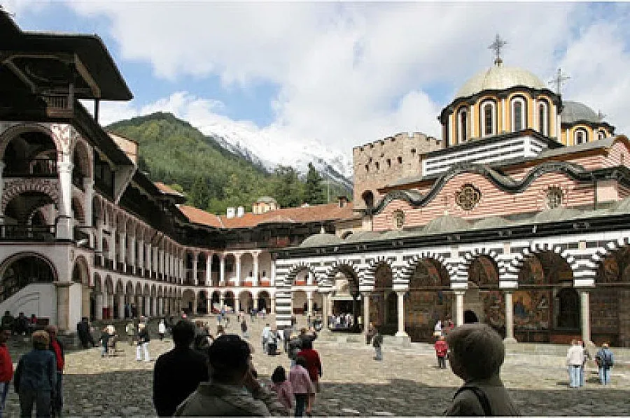 Кръчмар осъди манастир