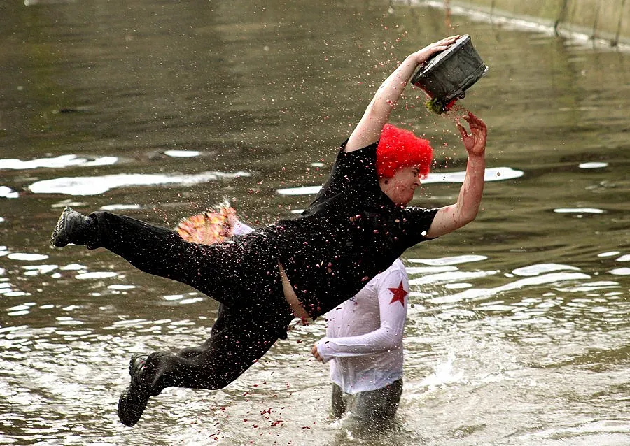 Младоженци скачат в реката за здрави бебета