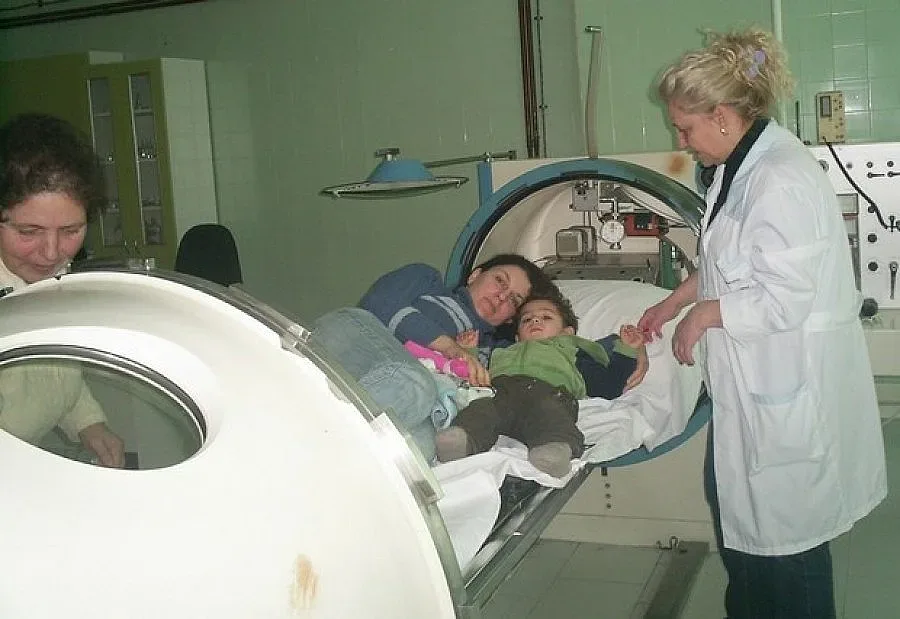 Лекуват в барокамера деца с парализа 