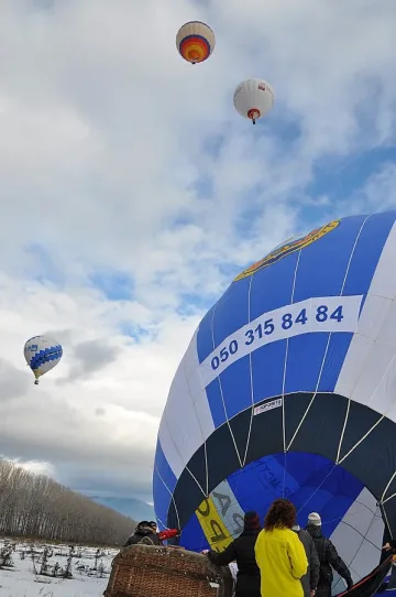 Чужденци аплодират фиеста с балони