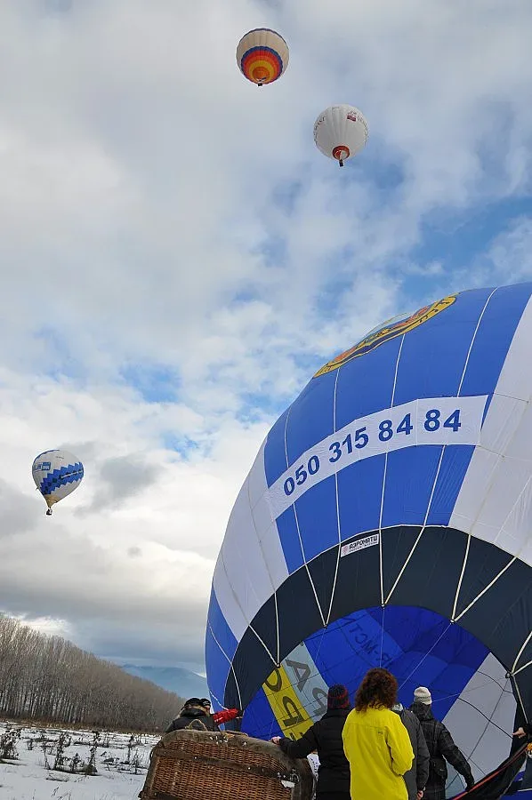 Чужденци аплодират фиеста с балони