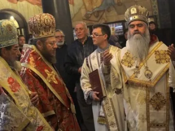 Дядо Кирил води служба за патриарх Евтимий