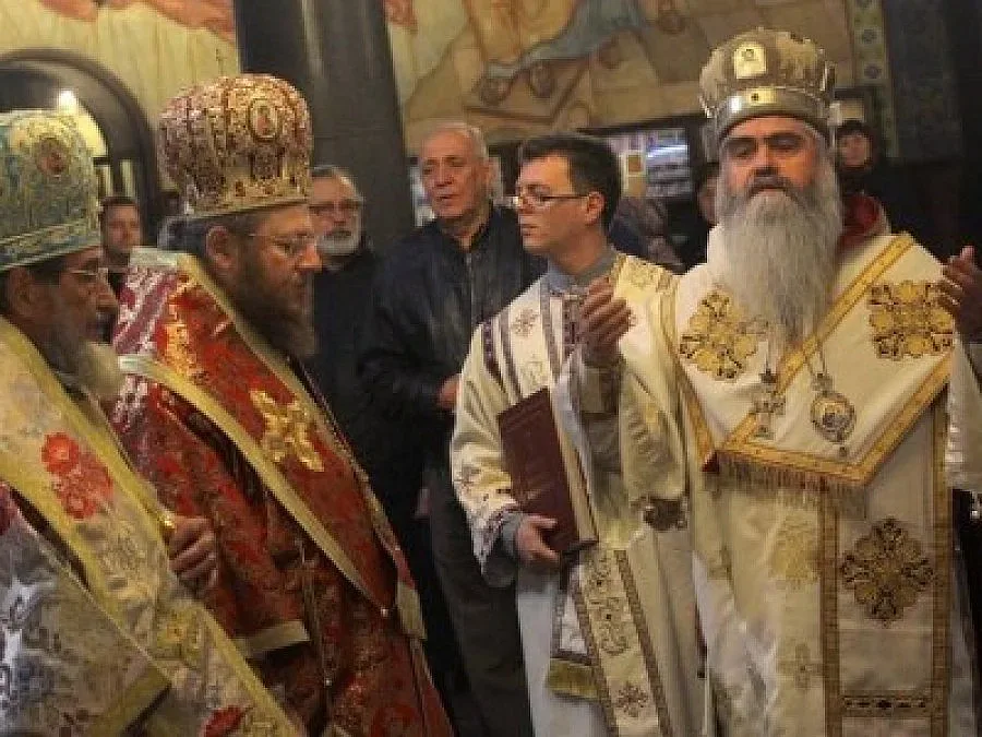 Дядо Кирил води служба за патриарх Евтимий