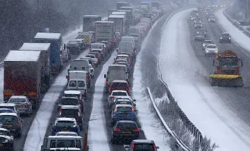 Сняг парализира Великобритания  