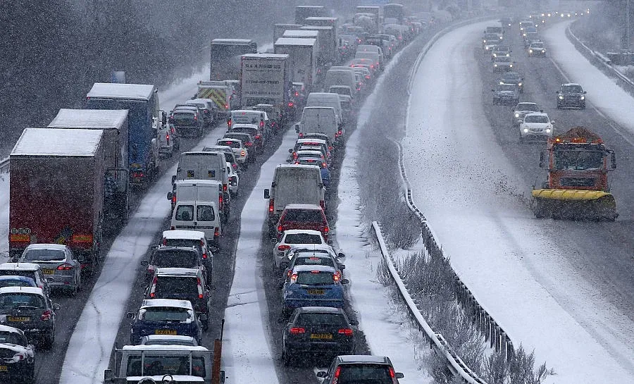 Сняг парализира Великобритания  