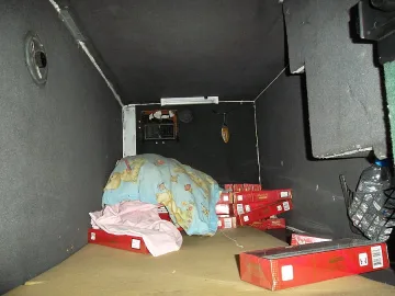 Стюард пътувал с “възглавница” от нелегални цигари