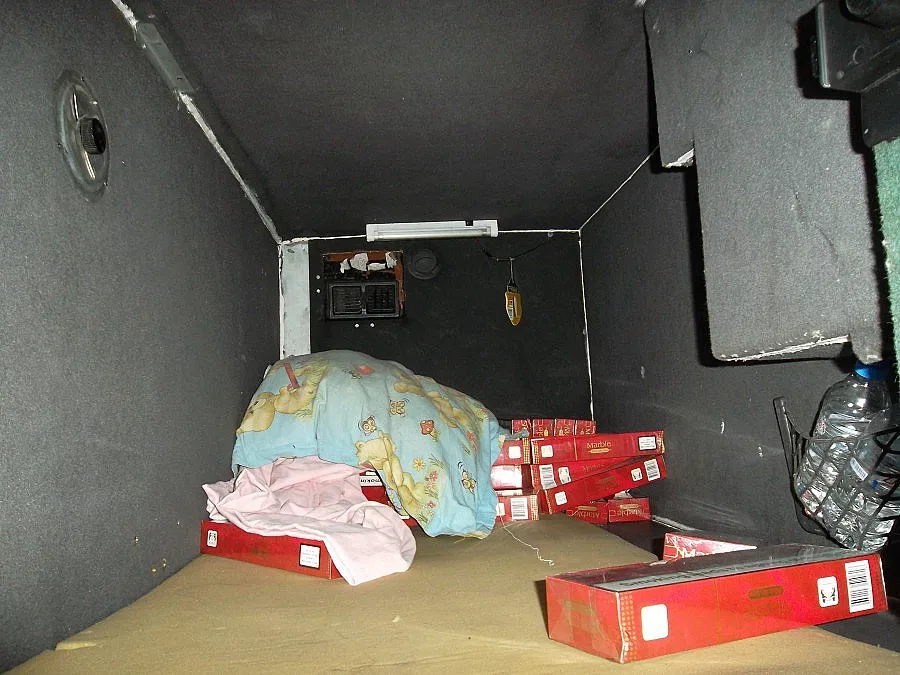 Стюард пътувал с “възглавница” от нелегални цигари