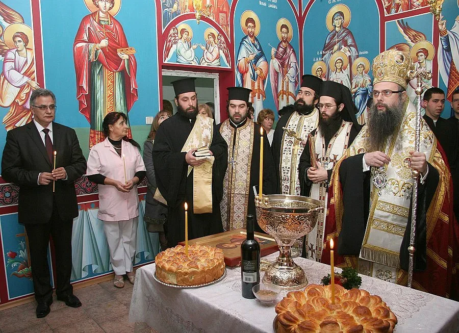 Светена вода блика в болничен параклис