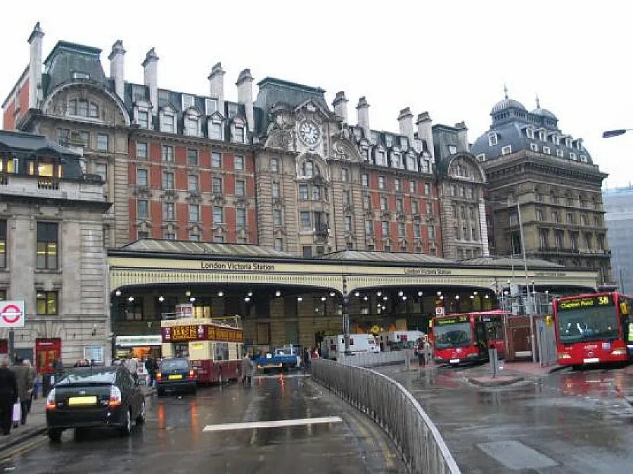 Истерия в Лондон от пожар на гара