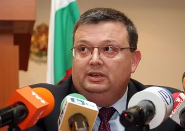 Цацаров скастри Найденов за заменките