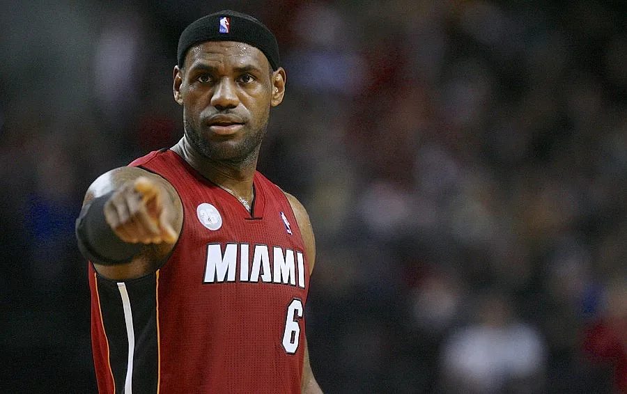 Леброн Джеймс отразя любовницата на Берлускони