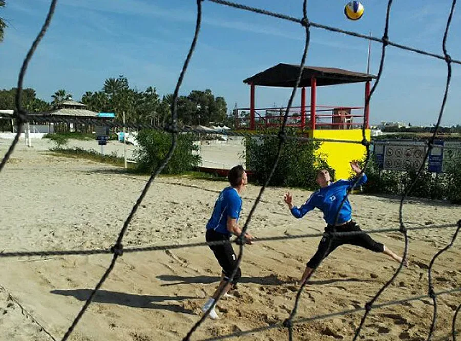 Вратарите на "Левски" тренират на плажа