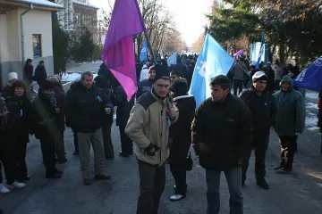 Оръжейници грабват метлите и лопатите