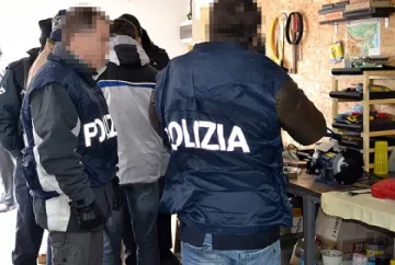 Екстрадираха в Рим 13 българи от "Шок" 2