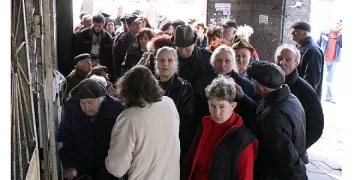 Маскирани обраха пари от пенсионерски карти