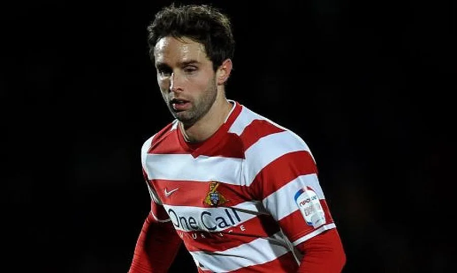 Бивш играч на "Ман Юнайтед" в черно тото с коне