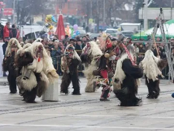 Над 2000 кукери гонят злото от Разлог