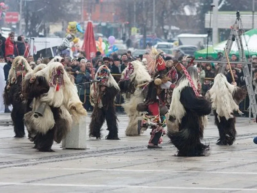 Над 2000 кукери гонят злото от Разлог