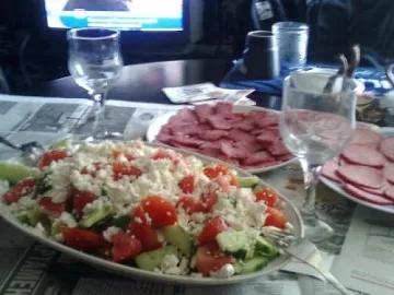 Пием евтина ракия със "солена" салата