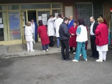 Доктор си пази кожата с женска кръв