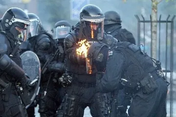 29 полицаи ранени в Белфаст