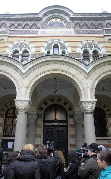 Попски удари под кръста за патриарх    