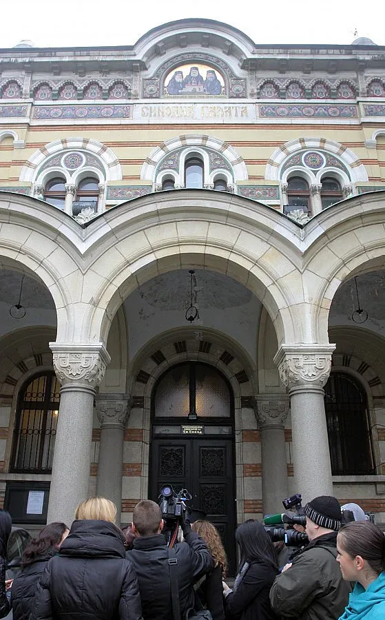 Попски удари под кръста за патриарх