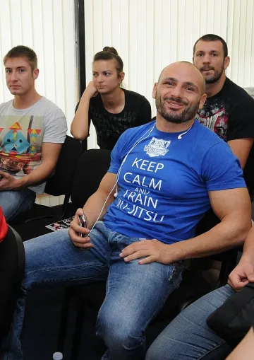 Стъки се бие с Кинг Конг на "Уембли"