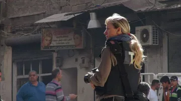 Елена Йончева показва сирийски бунтовници