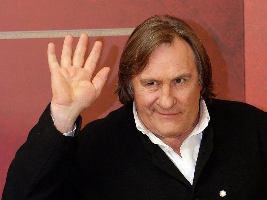 Канят Депардийо за комунист