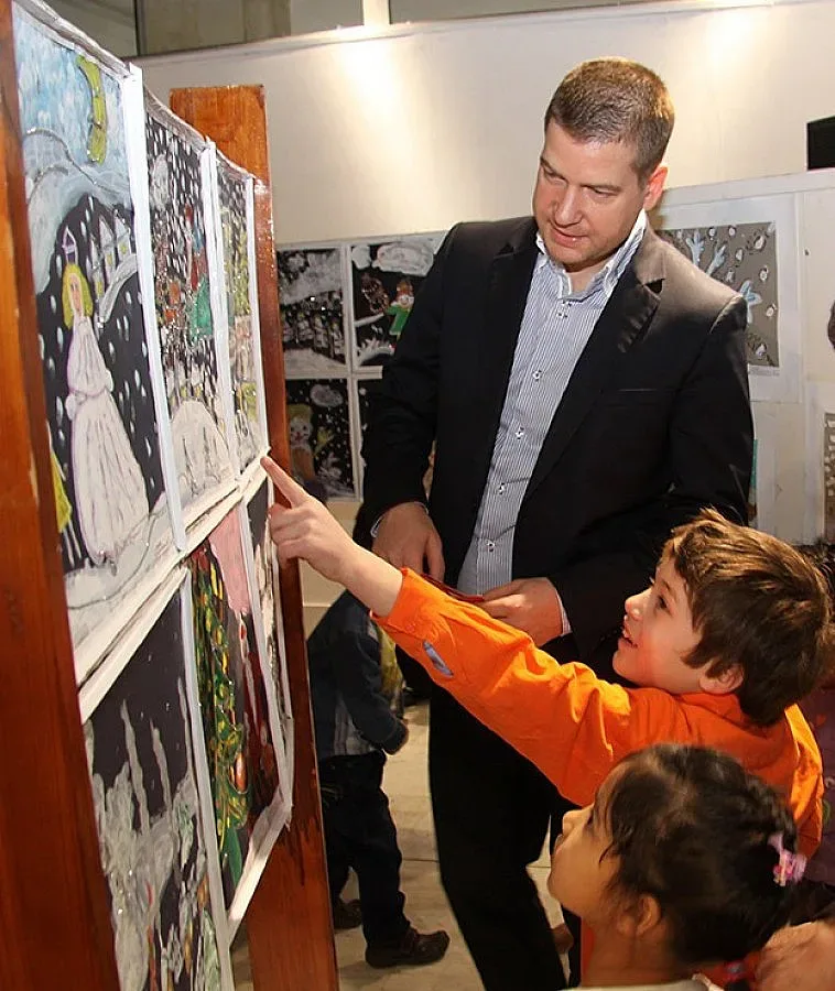 Наградиха малки художници с нови обувки