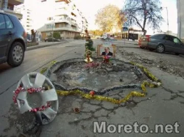 Предупредиха варненец за украсените дупки