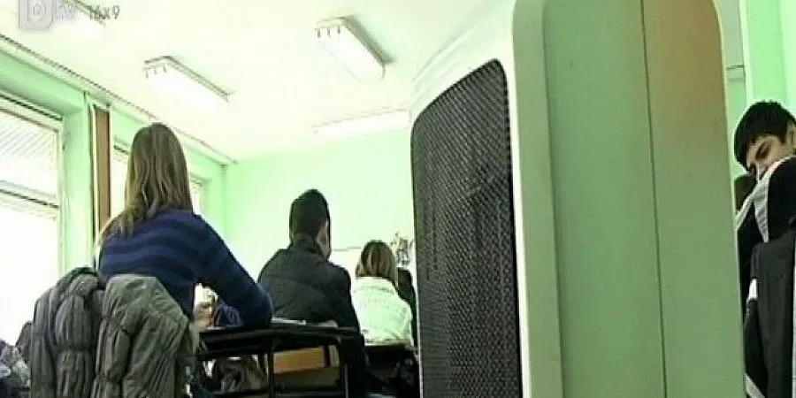 Ученици си носят печки в клас