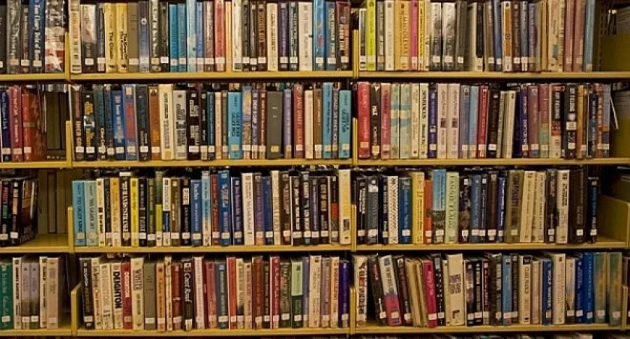 Баби канят туристи в библиотека