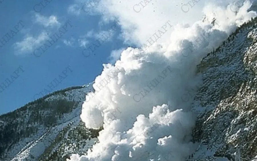 Паркират коли под лавина